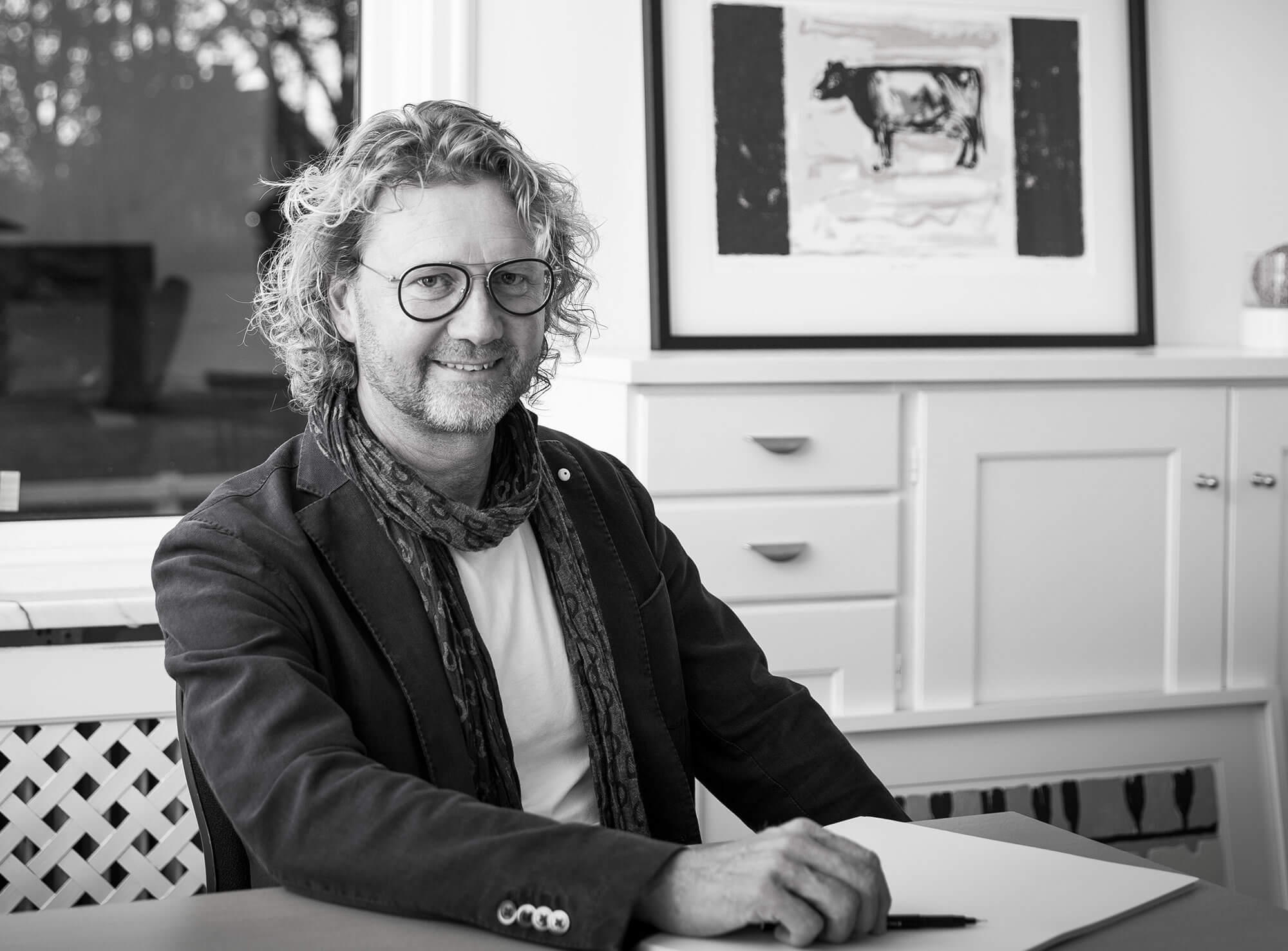 Sort-hvidt portræt af kunstneren Magnus Reisne, skaberen af ArtPanels™-malerierne med landbrugslandskab.