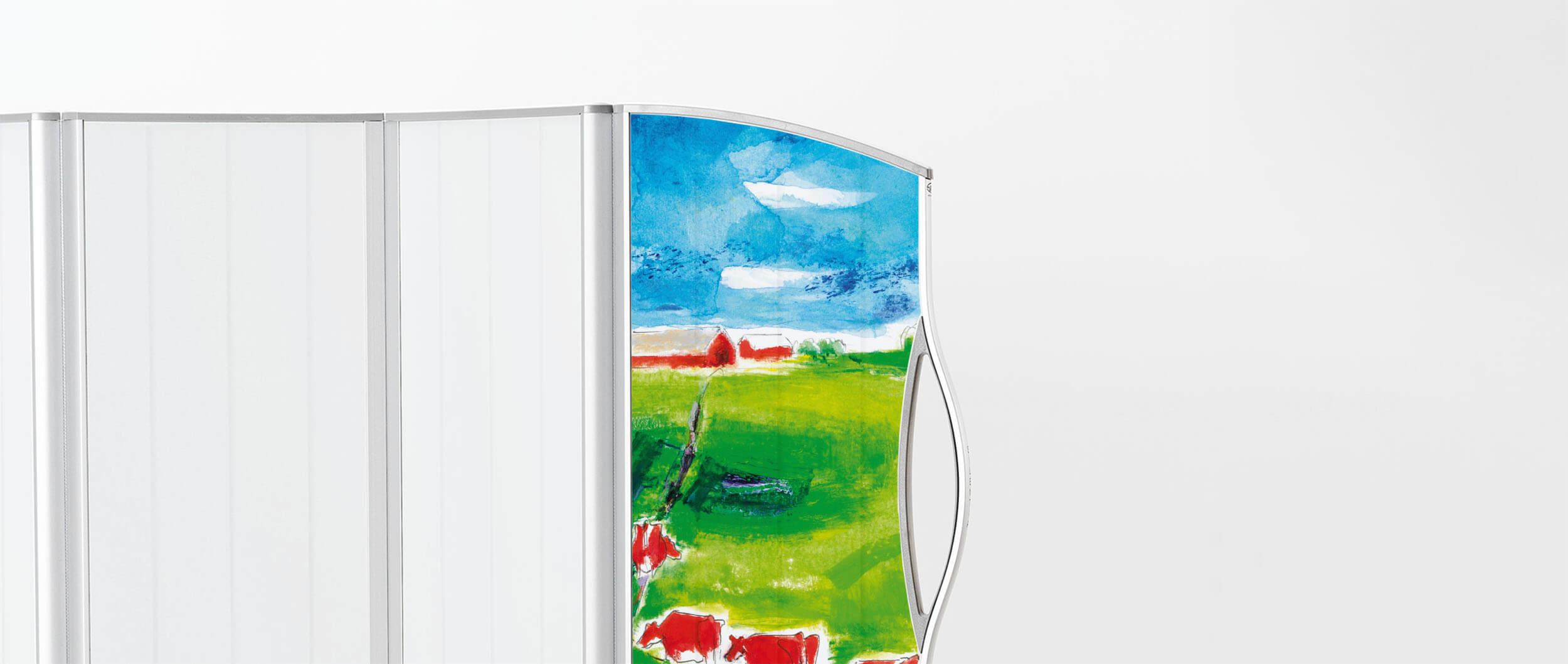 Pormenor de um biombo Silentia com uma imagem pintada dos ArtPanels™, com pastagens verdes e uma quinta vermelha, ilustrando a opção de design.