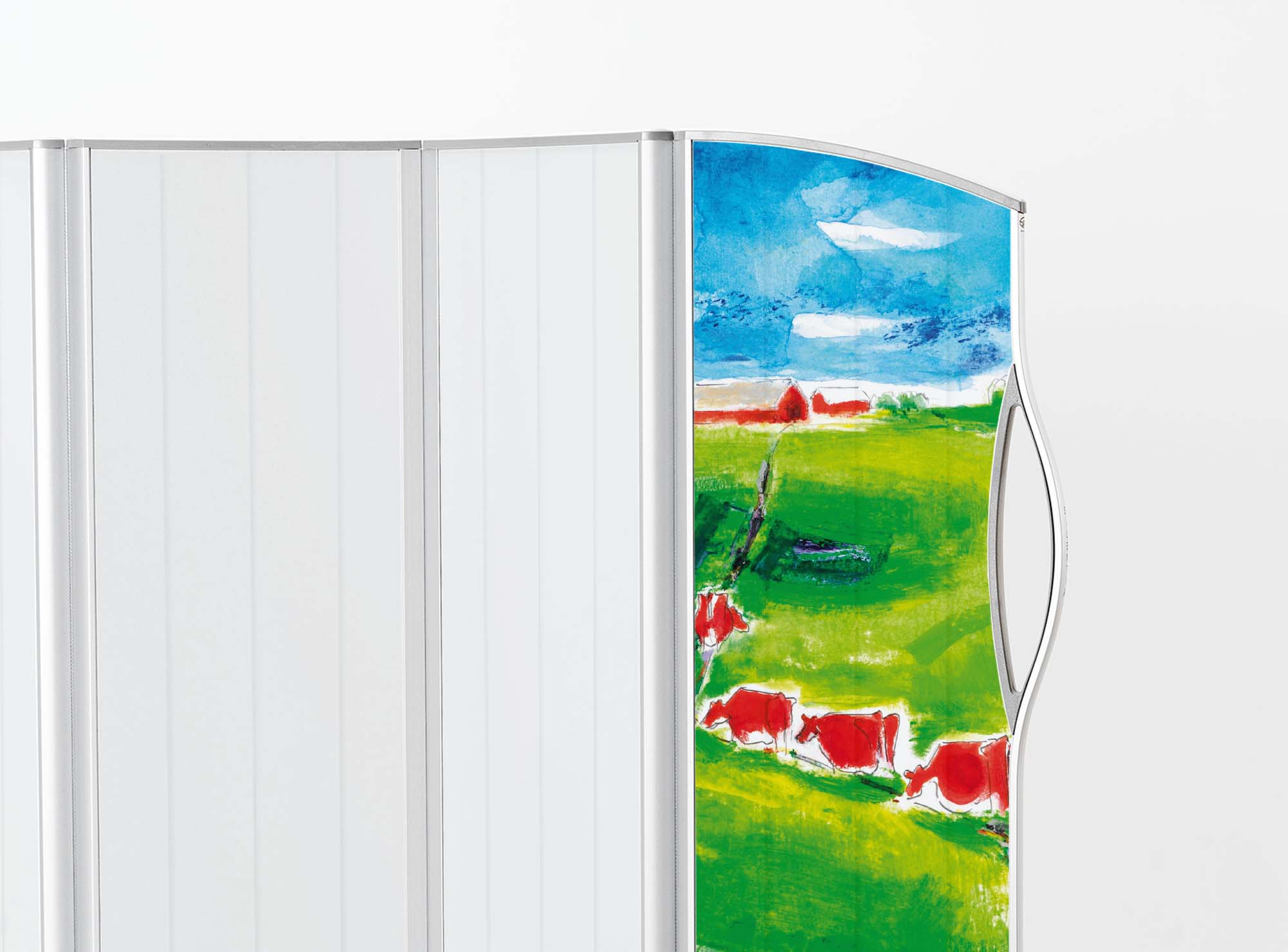 Läpikuultava taitettava Daylight-sermi, jonka ArtPanels™-päätypaneeliin on maalattu punaisia lehmiä vihreällä niityllä.