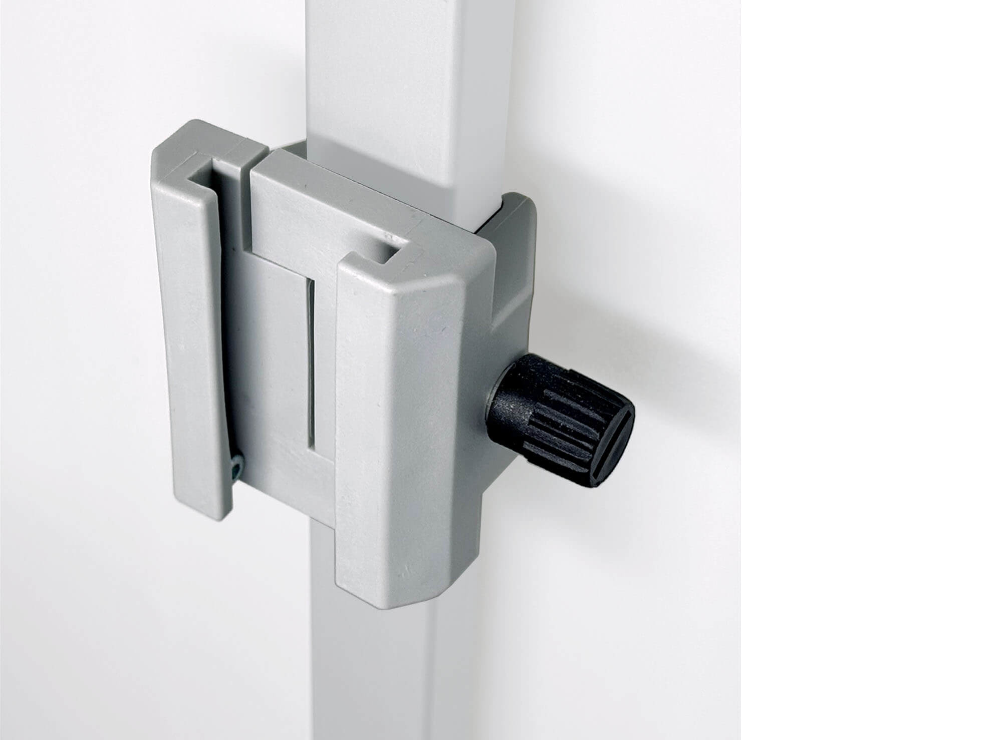 Gros plan du Silentia Hold clamp serrant un montant de paravent, fixé par une vis moletée noire.