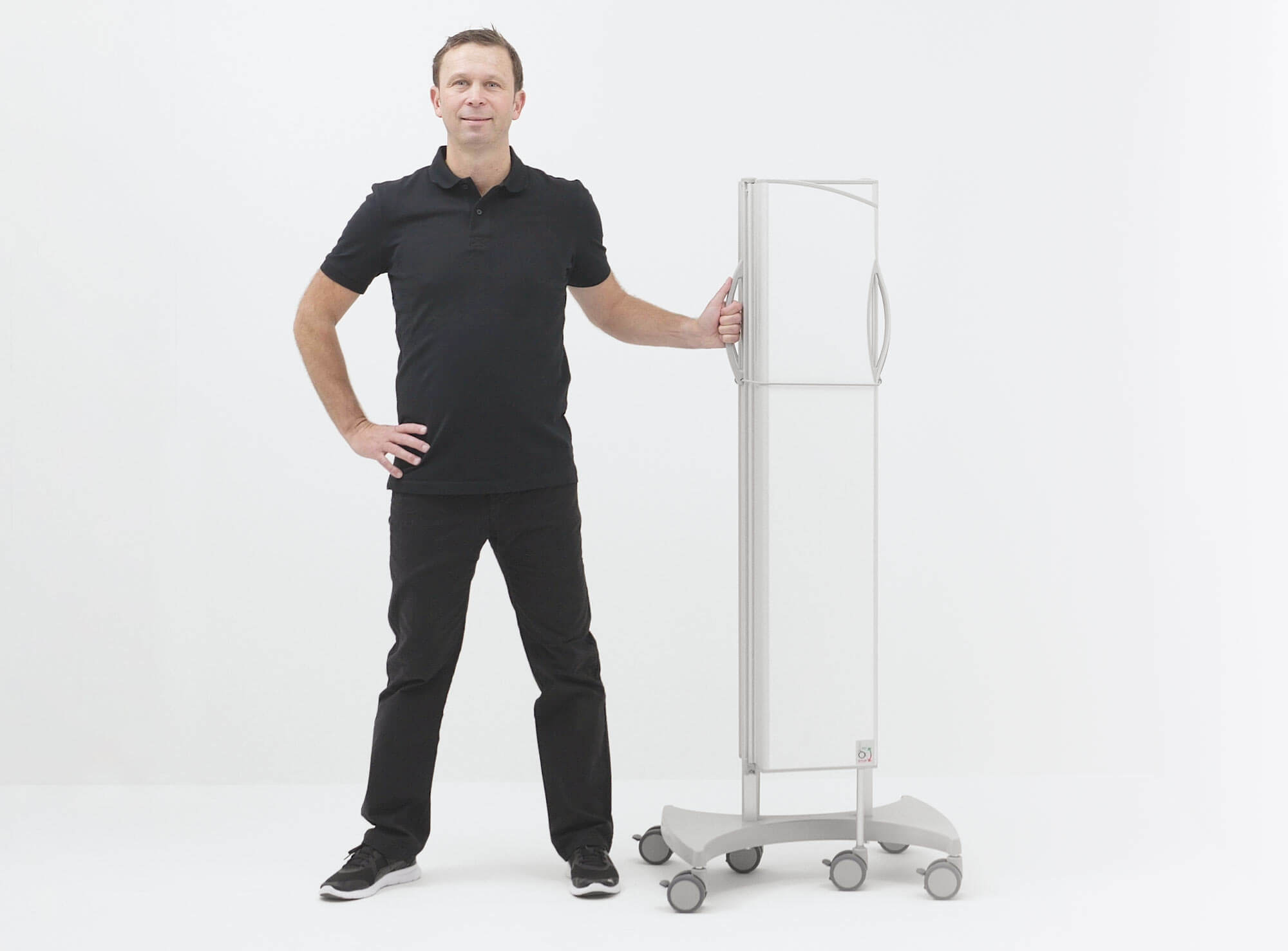 Technicus naast een ingeklapt Silentia Fold-scherm op een verrijdbare voet voor mobiele duo-configuratie.