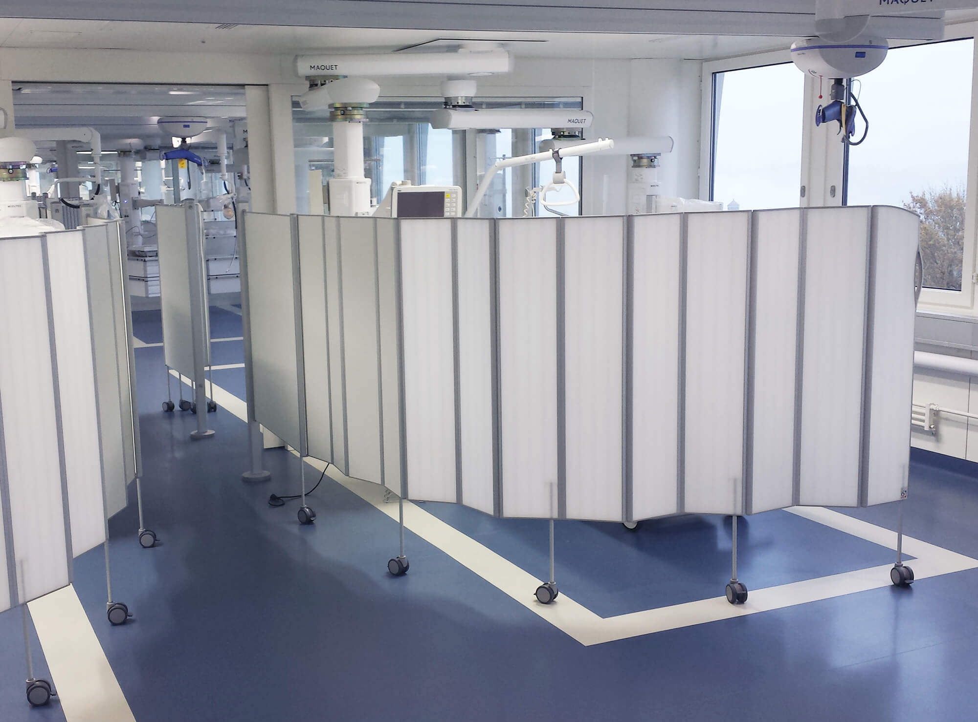 Lange gebogene Silentia Add-Faltwand unterteilt Plätze in einer Intensivstation.