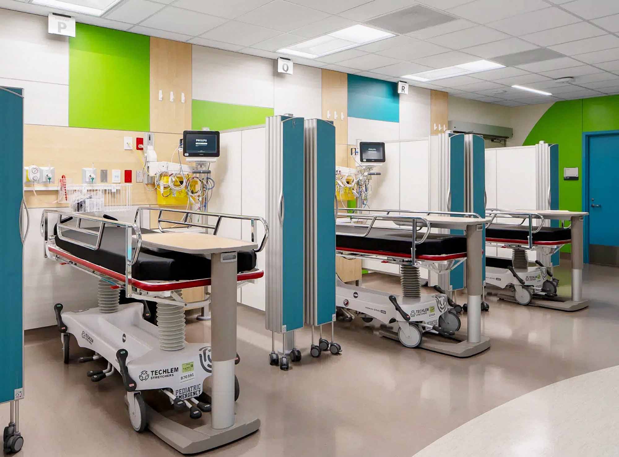 Silentia Fixed crea puestos de intimidad entre camillas de tratamiento en urgencias pediátricas.