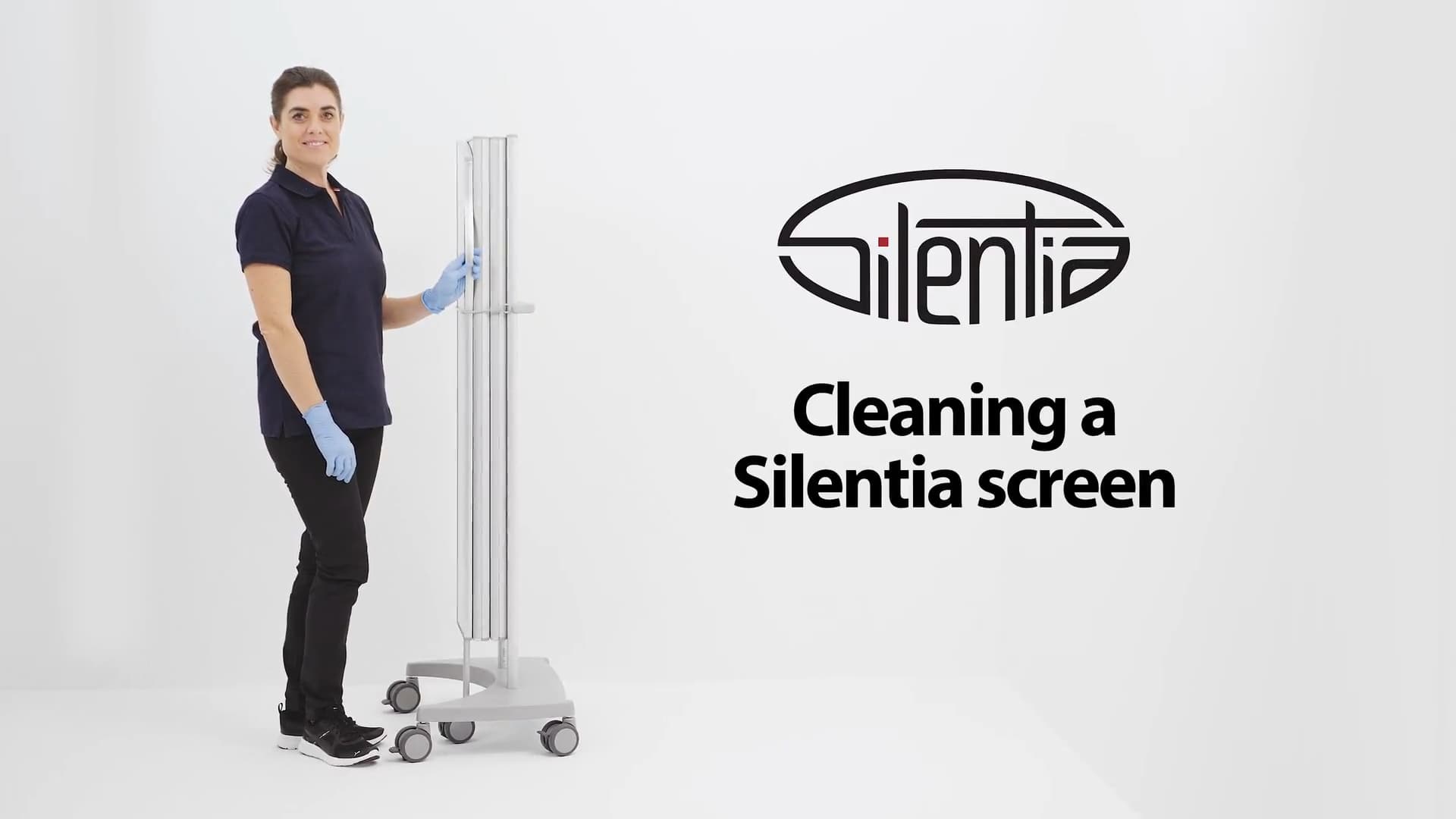 Soignant portant des gants de protection près d'un paravent mobile Silentia plié, avec le titre "Cleaning a Silentia screen".