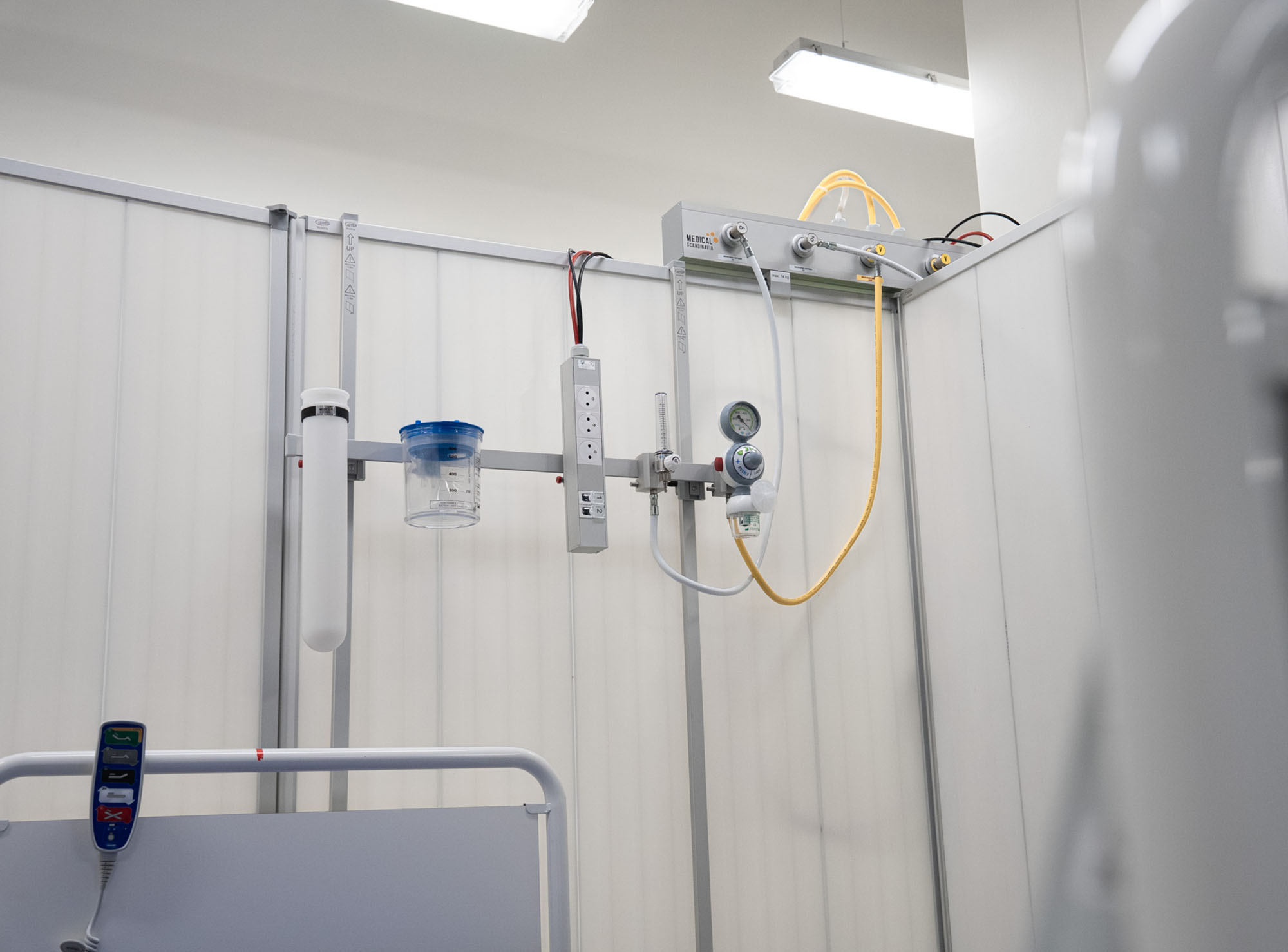 Silentia Hold voorzieningspaneel op een PopUp scherm met een wandrail met afzuig- en gasapparatuur.