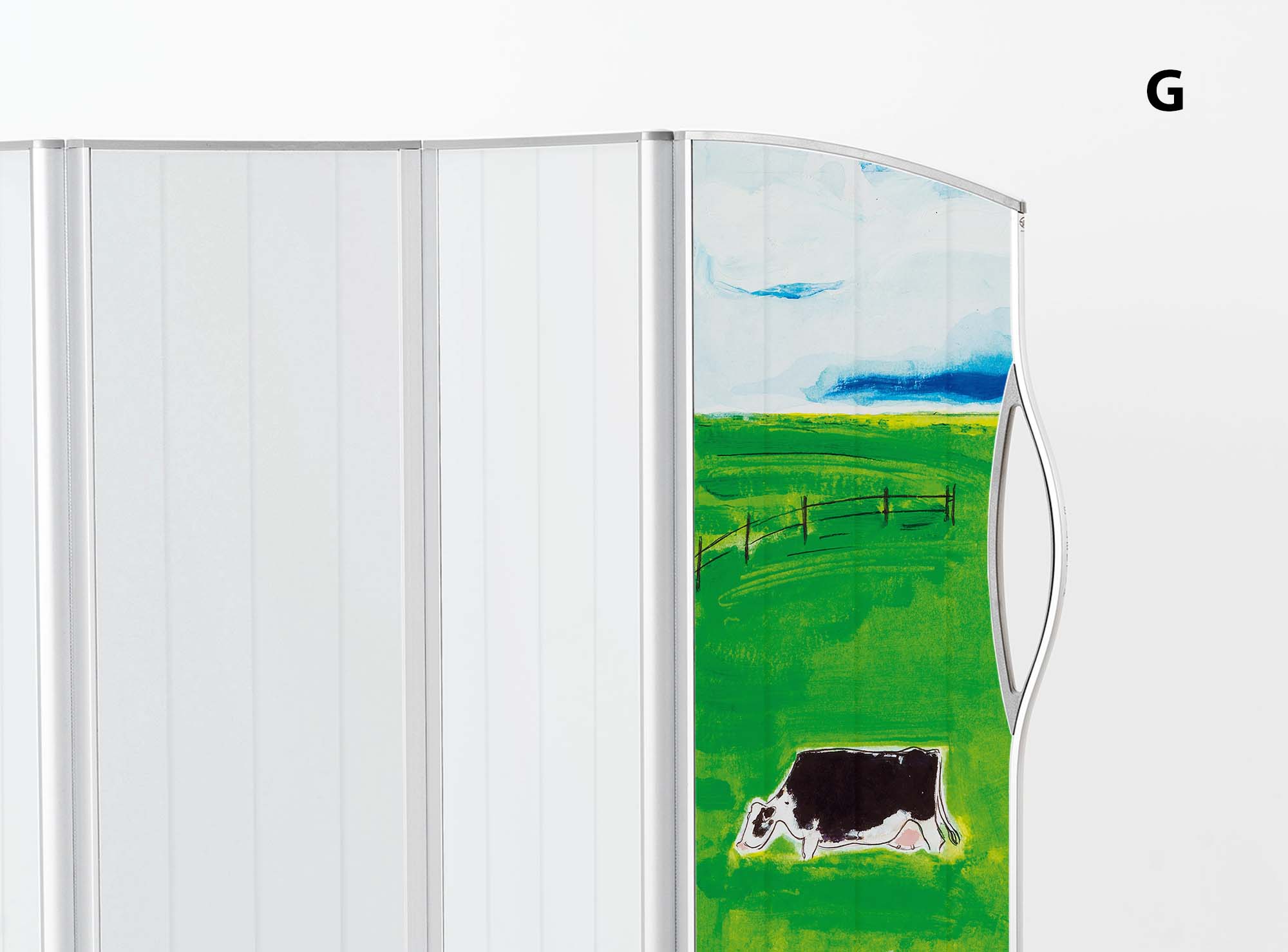 Detalhe de um biombo Silentia com a pintura Grazing dos ArtPanels™ com uma vaca preta e branca num pasto verde.