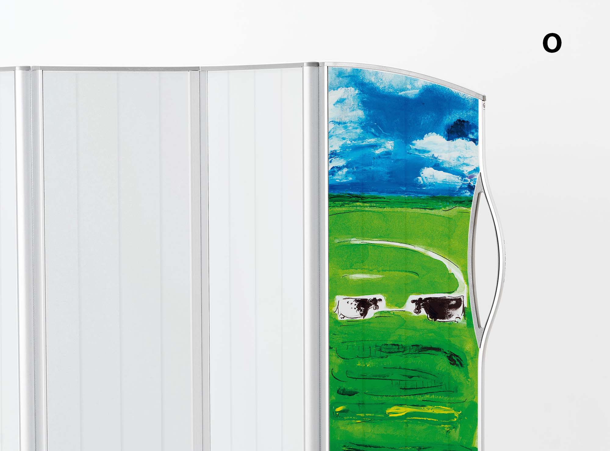 Detalhe de um biombo Silentia com a pintura Observing dos ArtPanels™ com duas vacas num campo verde sob um céu azul.