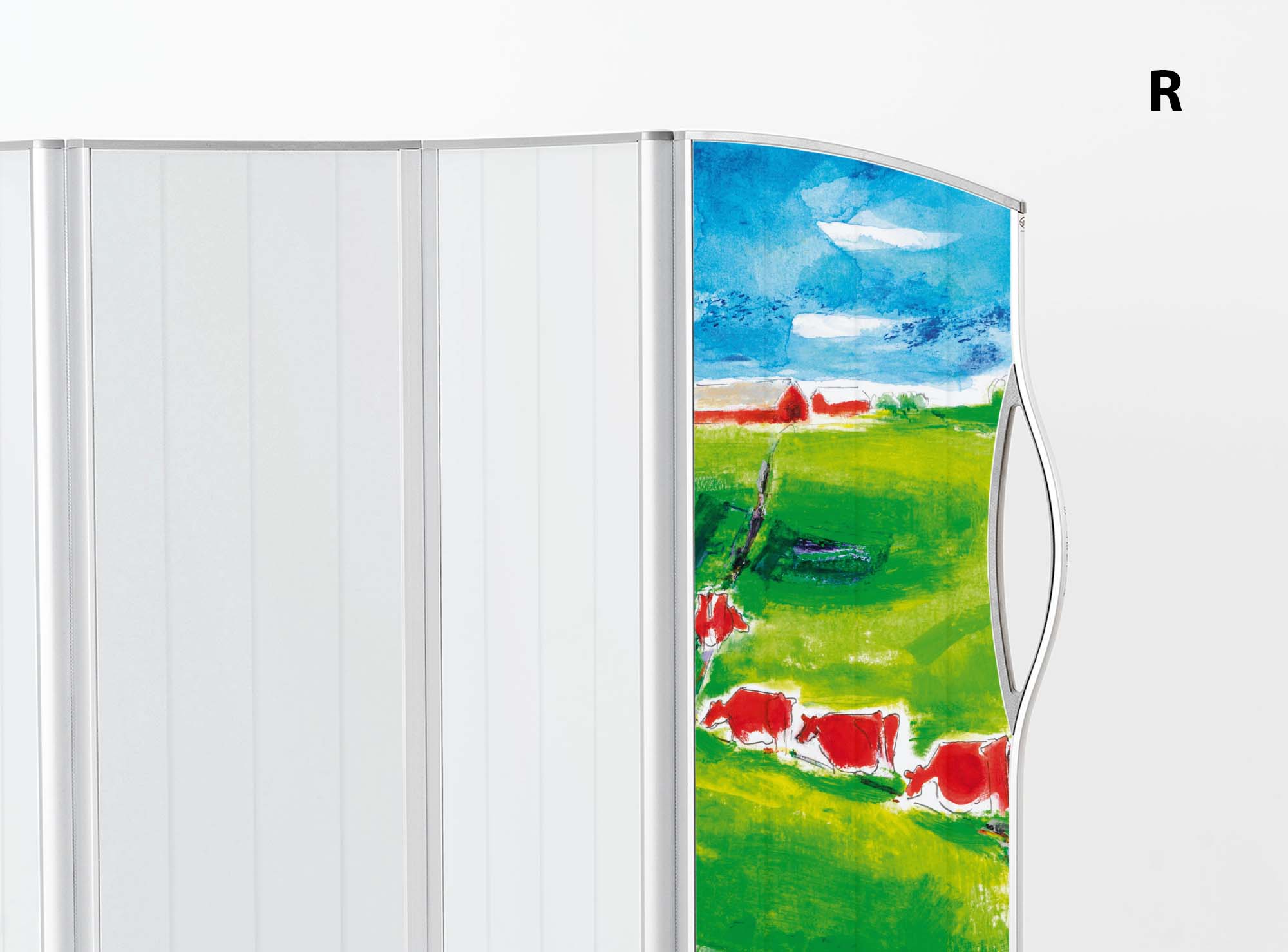 Detalhe de um biombo Silentia com a pintura Returning dos ArtPanels™ com vacas vermelhas num pasto verde junto a uma quinta vermelha.