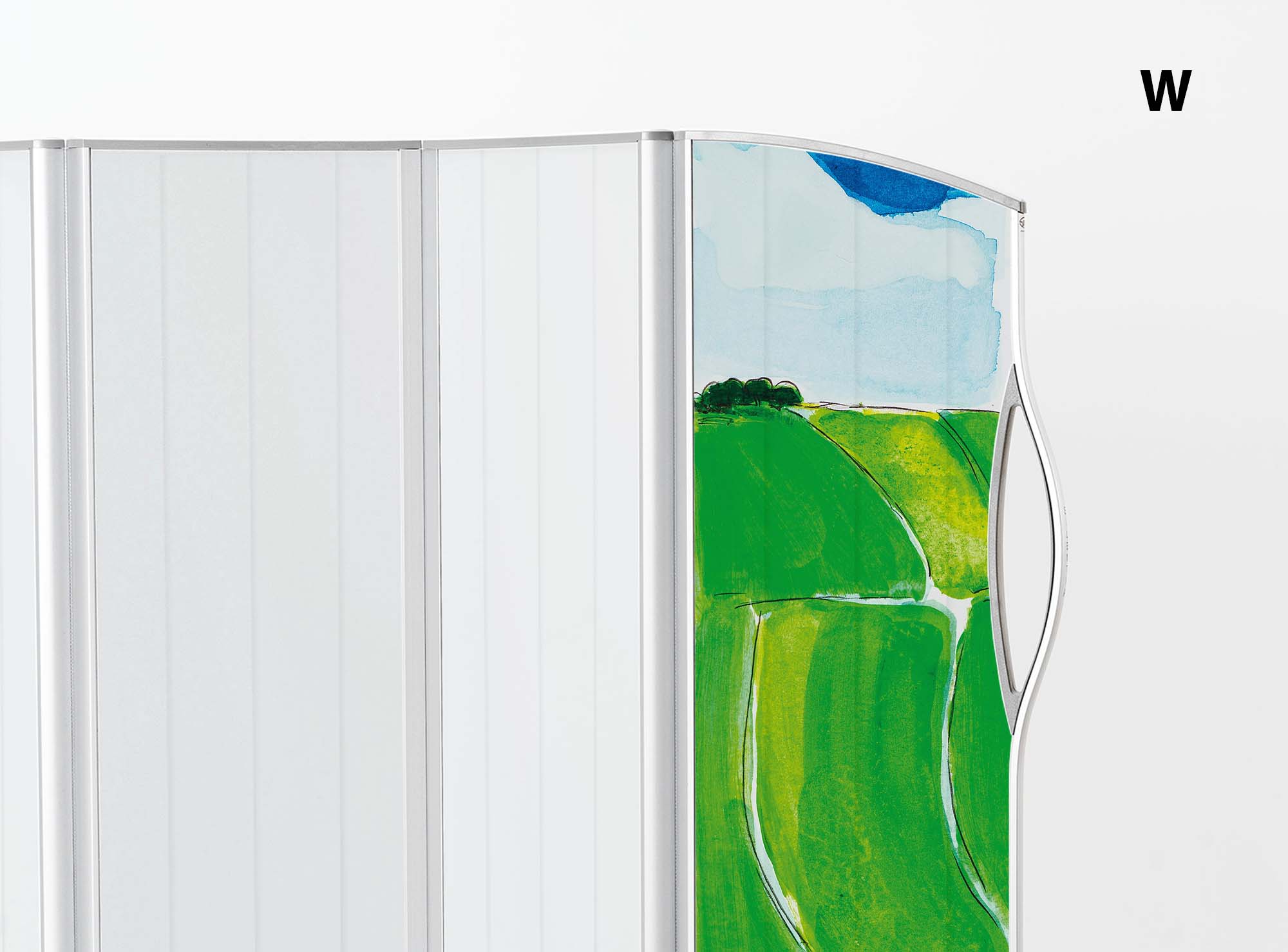 Detalhe de um biombo Silentia com a pintura Waiting dos ArtPanels™ com colinas verdes onduladas e um caminho sinuoso.