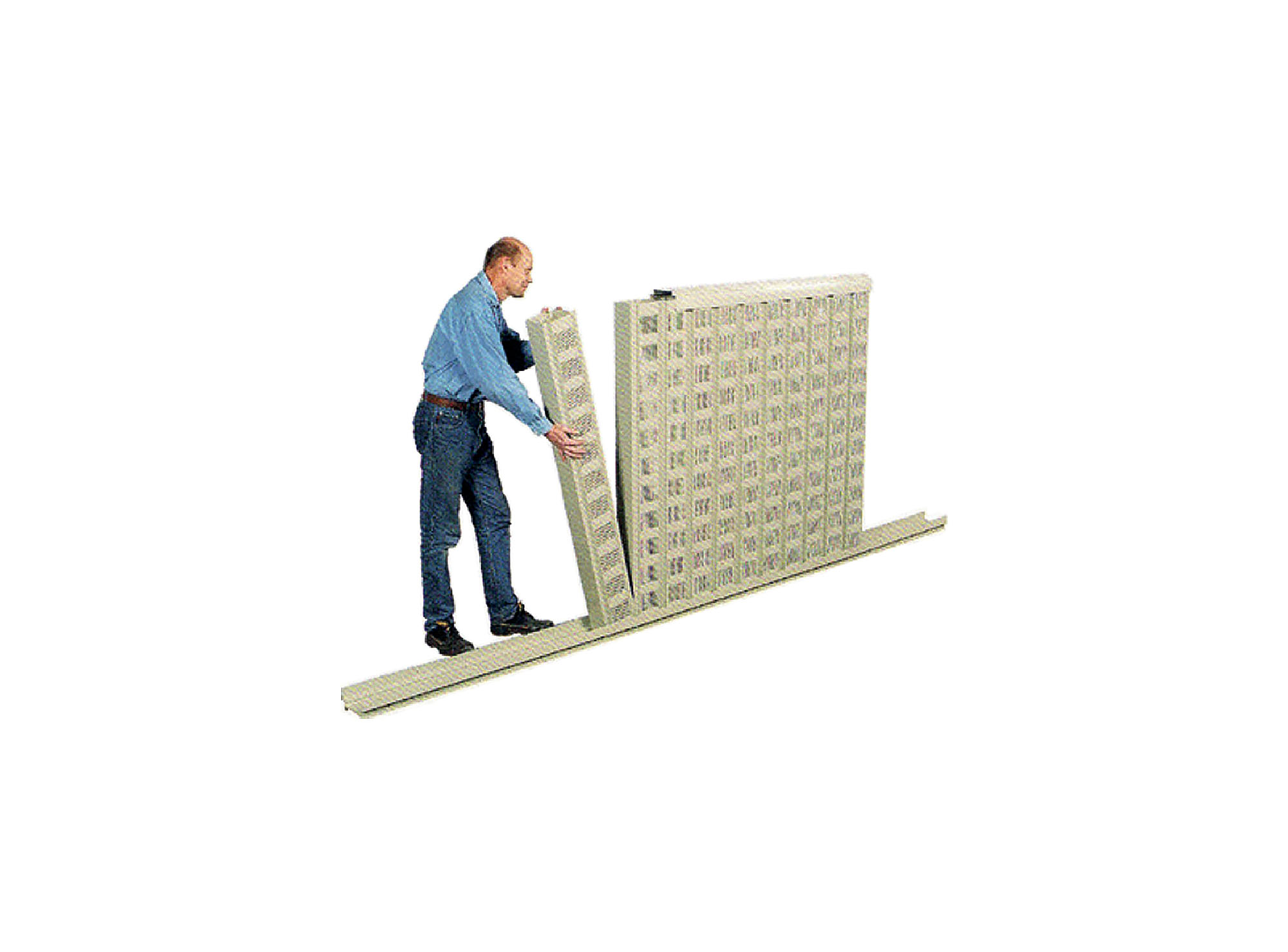 Photo d'archive d'un homme insérant un profilé plastique extrudé dans un mur modulaire sur un rail de base, le premier mur antibruit routier de Silentia constitué de profilés plastiques emboîtables.