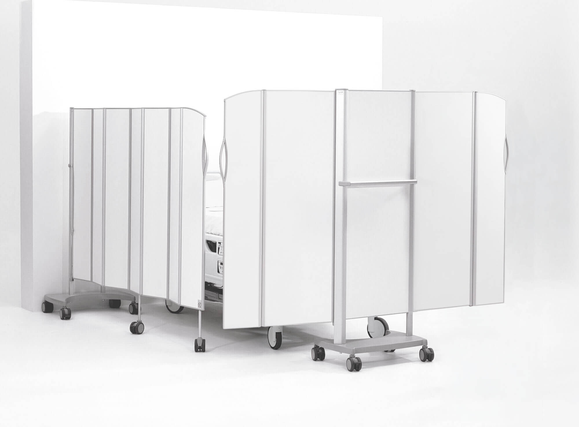 Mid-size Silentia Wing at the foot of a hospital bed, with a Silentia Fold folding screen along the side